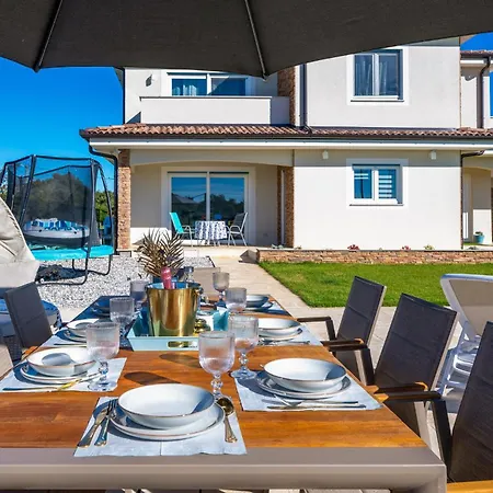 4 Bedroom Stunning In *
